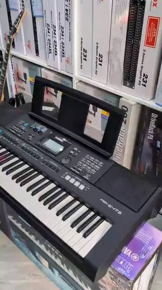 Piano YAMAHA PSR E493